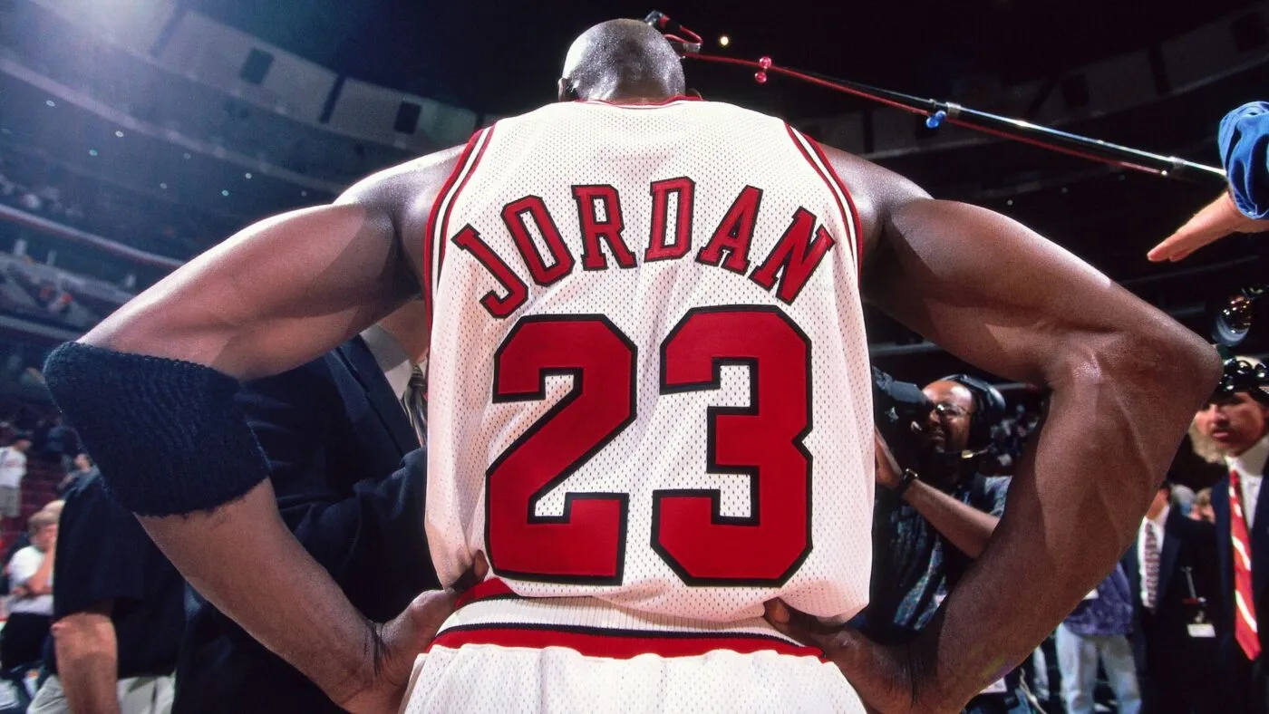 michael-jordan-cau-thu-xuat-sac-nhat-vong-play-off-nba-min_11zon-webp